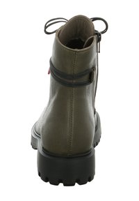 Groene leren enkelboot met een gestructureerde afwerking, voorzien van een zwarte rubberen zool, een achterrits en twee zwarte lusjes voor aanpassing.