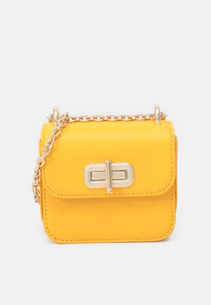 Gelbe Leder-Handtasche mit rechteckiger Form, einem Vorderklappenverschluss und einem metallischen Verschluss. Verfügt über einen Goldkettenschulterriemen und Steppnähte.
