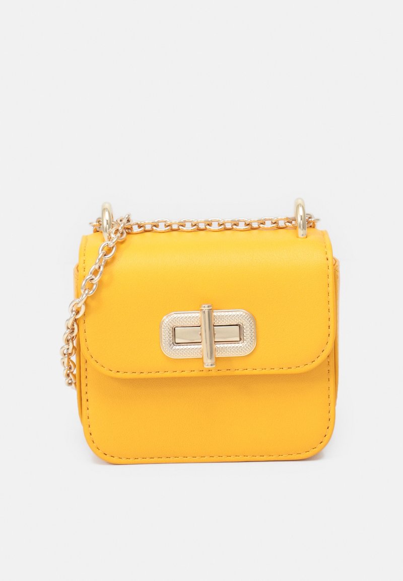 Żółta skórzana torebka o prostokątnym kształcie, z przednią klapą i metalowym zapięciem. Posiada złotą łańcuszkową rączkę oraz szczegóły przeszycia.