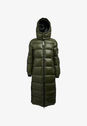 Palton de iarnă lung, căptușit, de culoare verde măsliniu, cu glugă, fermoar pe toată lungimea față, fermoare pe laterale la tiv și un buzunar din material pe mâneca stângă.