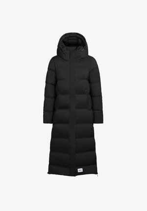 Lang svart puffjakke med hette, med glidelås foran, sidelommer og et quiltet mønster gjennom hele. Laget av isolert stoff.