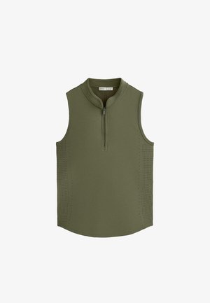 Bezrukávový atletický top olivovo zelenej farby s polovičným zipsom vpredu a malými perforáciami pozdĺž strán pre ventiláciu.