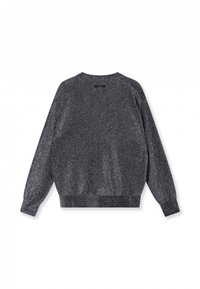 Pull gris avec une finition texturée et scintillante. Il présente des manches longues, un col rond et une bande côtelée à l'ourlet pour un look ajusté.