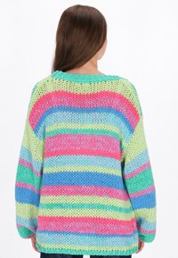 Bunter, �übergroßer Strickpullover mit horizontalen Streifen in Pink, Grün, Blau und Lila sowie einem lockeren, strukturierten Design.