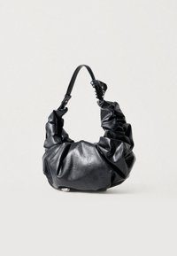 Fekete bőr kézitáska puha, párnázott kialakítással, ráncolt textúrával és egyetlen állítható pánttal. Kerek aljával és sima felületével rendelkezik.