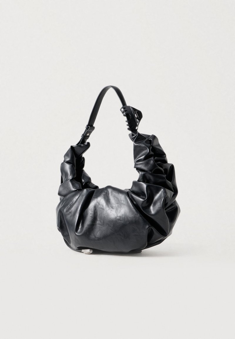 Schwarze Lederhandtasche mit weichem, pummeligem Design, geraffter Textur und einem verstellbaren Tragegriff. Sie hat einen abgerundeten Boden und eine glatte Oberfläche.