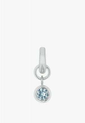 Zilveren hanger met een ronde, lichtblauwe edelsteen die hangt aan een cirkelvormige oogje. Glad, gepolijst oppervlak met een reflecterende afwerking.
