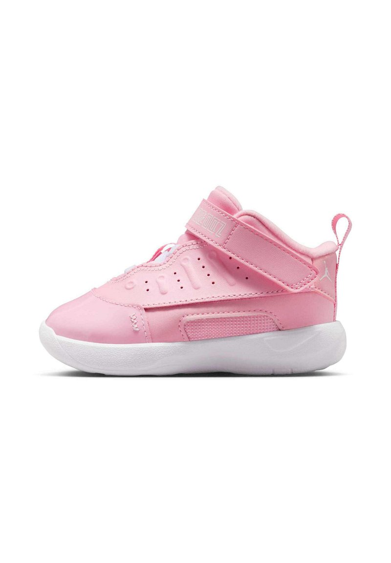 Różowe syntetyczne sneakersy z wysokim cholewką, regulowanym paskiem i białą gumową podeszwą. Perforowane akcenty zwiększają wentylację.