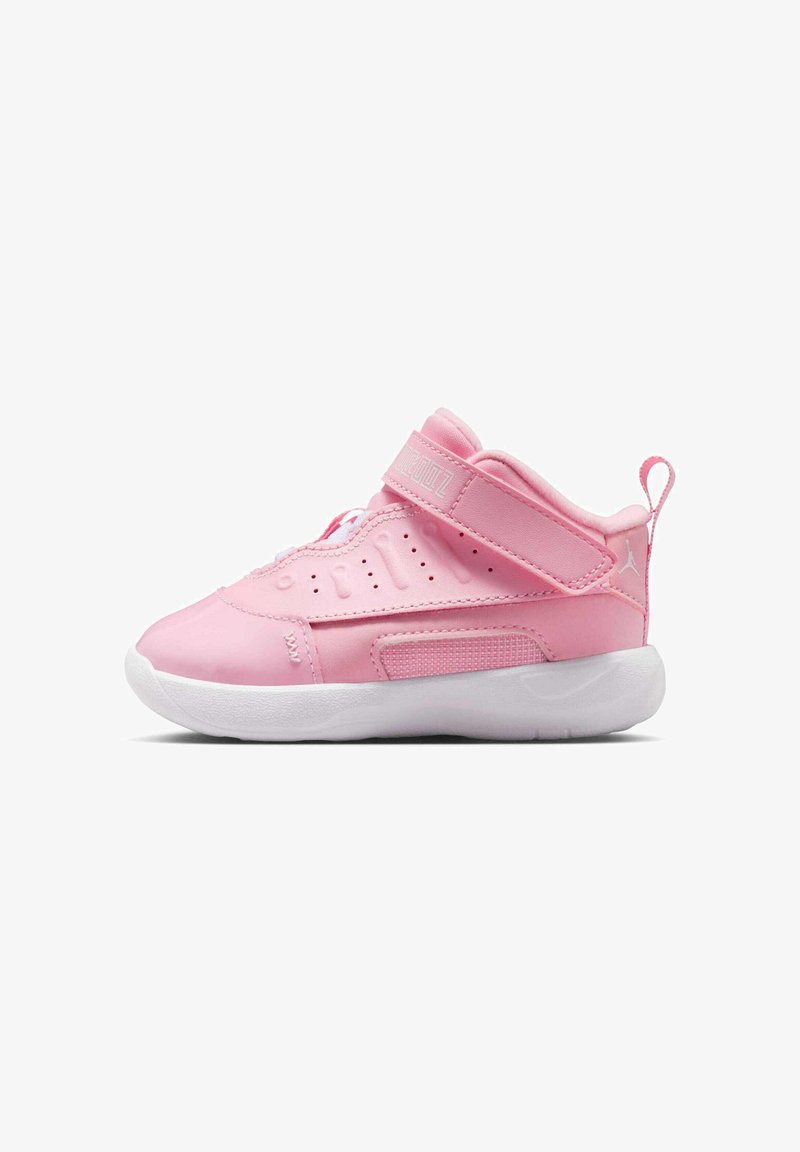 Różowe syntetyczne sneakersy z wysokim cholewką, regulowanym paskiem i białą gumową podeszwą. Perforowane akcenty zwiększają wentylację.