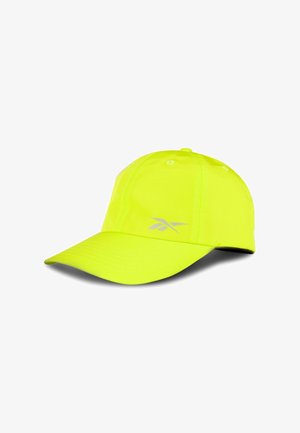 Casquette de baseball jaune vif avec une visière incurvée et un petit logo argenté sur le côté avant gauche sur fond blanc.