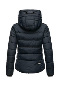 Marine pufferjack met een gewatteerd design, een capuchon en elastische manchetten. Bevat een klein logo aan de onderzijde links. Duurzaam, geïsoleerd materiaal.