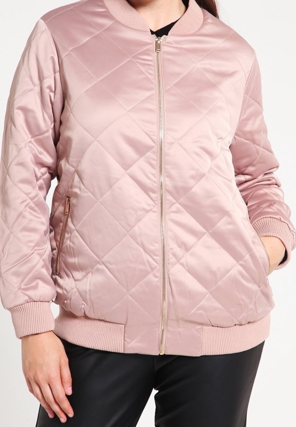 Chaqueta bomber acolchada en satén color rosa claro con puños y dobladillo de canalé, que cuenta con un cierre frontal y bolsillos laterales.