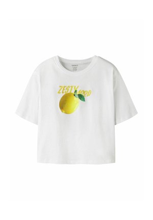 Weißes kurzärmeliges T-Shirt mit einer Grafik einer gelben Zitrone und einem grünen Blatt, darunter der Schriftzug "Zesty Mood" in gelber Schrift.