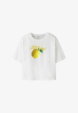 Weißes kurzärmeliges T-Shirt mit einer Grafik einer gelben Zitrone und einem grünen Blatt, darunter der Schriftzug "Zesty Mood" in gelber Schrift.