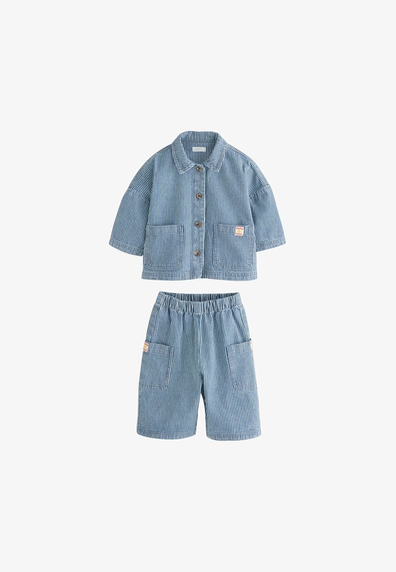 Chemise à manches courtes boutonnée rayée bleu et blanc avec col et poches avant, accompagnée d'un short assorti à taille élastique.