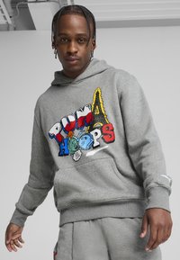 Grijze hoodie met kleurrijke grafische print met "PUMA HOPS," de Eiffeltoren en gestileerde iconen. Zacht stof met een kangoeroezak.
