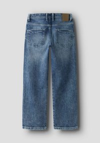 Pantaloni in denim azzurro chiaro con design a gamba dritta, caratterizzati da due tasche posteriori e una toppa con logo sulla cintura. Finitura usurata e strutturata.