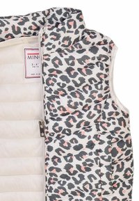 Gilet imbottito con colletto alto, caratterizzato da una base bianca e un motivo leopardato nero e rosa. Chiusura con zip e tirante a forma di stella.