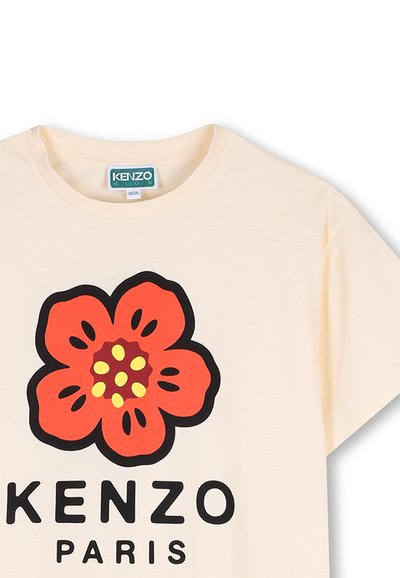 Crèmekleurig T-shirt met een grote rode bloemafbeelding en zwarte tekst 'KENZO PARIS' onder de bloem.