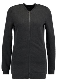 Giacca con zip di colore grigio scuro, a maniche lunghe, con polsini e fondo a coste e tasche laterali, esposta su uno sfondo bianco.