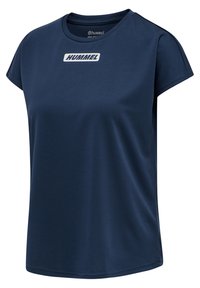 Marinblå t-shirt med kort ärm, tillverkad av ett slätt, andningsbart tyg. Utrustad med en vit "HUMMEL"-logotyp på framsidan, rund halsringning och avslappnad passform.
