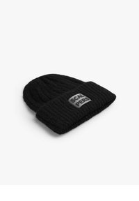 Gorrito negro de punto hecho de lana suave, con un diseño de puño y un parche rectangular gris estampado con "SCALPERS."