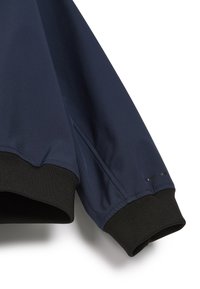 Granatowa, lekka kurtka z czarnymi, ściągaczowymi mankietami, gładka w dotyku, z subtelnym logo na rękawie. Dopasowany krój z minimalistycznym designem.