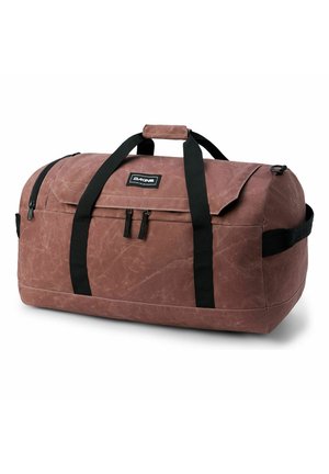 Borsa sportiva cilindrica marrone con cinghie nere, doppie cerniere e manico superiore, con tasca frontale con patta e toppa con logo Dakine.