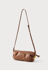Καφέ δερμάτινη τσάντα ώμου με κομψό, επιμηκυμένο σχήμα, που διαθέτει υφή στην επιφάνεια, ρυθμιζόμενο λουρί και χρυσούς μεταλλικούς τόνους για λεπτομέρειες.