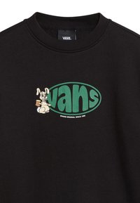Černá mikina s kulatým výstřihem, zdobená zeleným oválným logem s textem "vans" a králíkem držícím nápoj. Měkká textura.