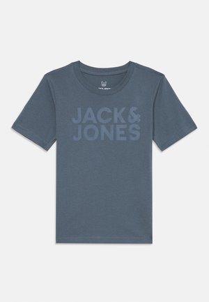 Donkerblauwe t-shirt met korte mouwen van zacht katoen, voorzien van de tekst "JACK & JONES" in een lichtere tint, ronde halslijn en een ontspannen pasvorm.