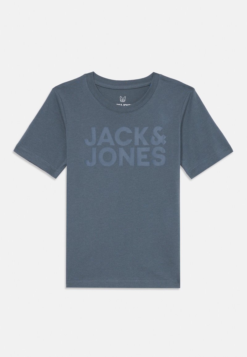 Temno modra majica s kratkimi rokavi iz mehke bombažne tkanine z napisom "JACK & JONES" v svetlejšem odtenku, okroglim izrezom in sproščenim krojem.