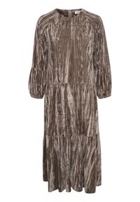 Lång brun sammetklänning med lager-på-lager kjol, rund halsringning och 3/4 puffärmar med elastiska manschetter.