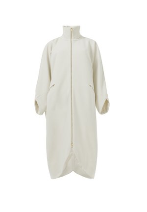 Crèmekleurige zip-up jas met een hoge kraag, oversized mouwen en zijzakken. Zachte stof met een gladde textuur en een afgeronde zoom.