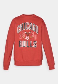 Sweatshirt rouge avec le texte "CHICAGO BULLS 1966" en blanc et noir, doté d'un logo de taureau brodé et d'accents floraux. Poignets et ourlet côtelés.