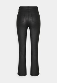 Pantalon flare noir à taille haute avec revêtement, deux poches arrière, coutures droites et silhouette ajustée, vu de dos sur fond blanc.