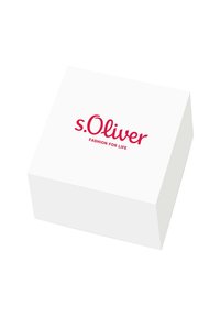 Caja rectangular blanca con un acabado brillante, que presenta un logo rojo de s.Oliver y el texto "MODA PARA LA VIDA" exhibido de manera destacada.