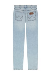 Svetlomodré džíny s rovným strihom, dvoma zadnými vreckami, viditeľným prešívaním, pútkami na opasok a malou hnedou koženou nášivkou na pravom vrecku.