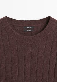 Maglione in cashmere marrone scuro a trecce con scollo rotondo a coste e etichetta del marchio "Massimo Dutti" al collo.