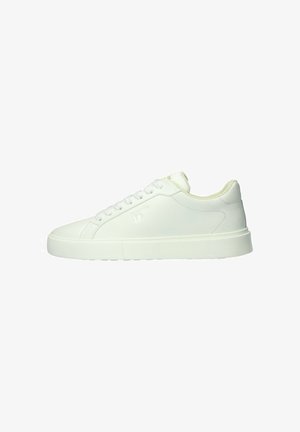 Witte leren lage sneaker met vetersluiting en platte rubberen zool, zijaanzicht naar links gericht tegen een witte achtergrond.