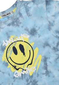 T-shirt a maniche corte, blu tie-dye con una grafica di un sorriso nero, accenti gialli e il testo "Always Smile" in bianco. Materiale in cotone leggero.