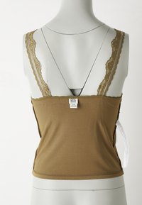 Bruine tanktop met kant afgewerkte schouderbanden, strakke pasvorm en een label op de achterkant. Fijne textuur met contrasterende stikseldetails.