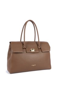 Borsa a tracolla in pelle marrone con forma strutturata, manici doppi e chiusura a patta con un fermaglio dorato. Include logo impresso sul davanti.