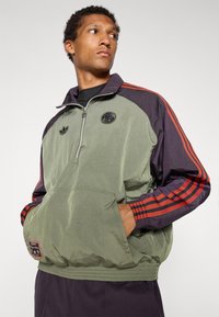 adidas Originals FC BAYERN ICON HALF ZIP - Klubiriided - base green/aurora black