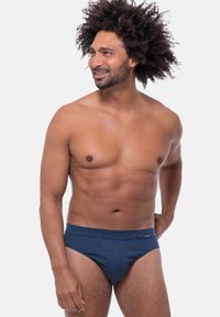 Slip blu navy con un motivo a strisce testurizzate, realizzati in materiale morbido con un elastico comodo, caratterizzati da una branding minimale.