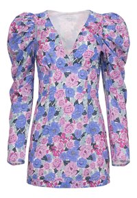 Blumenkleid mit puffierten langen Ärmeln und V-Ausschnitt. Lebhafte blau, pink und lila Blumenmuster auf einem hellen Hintergrund.