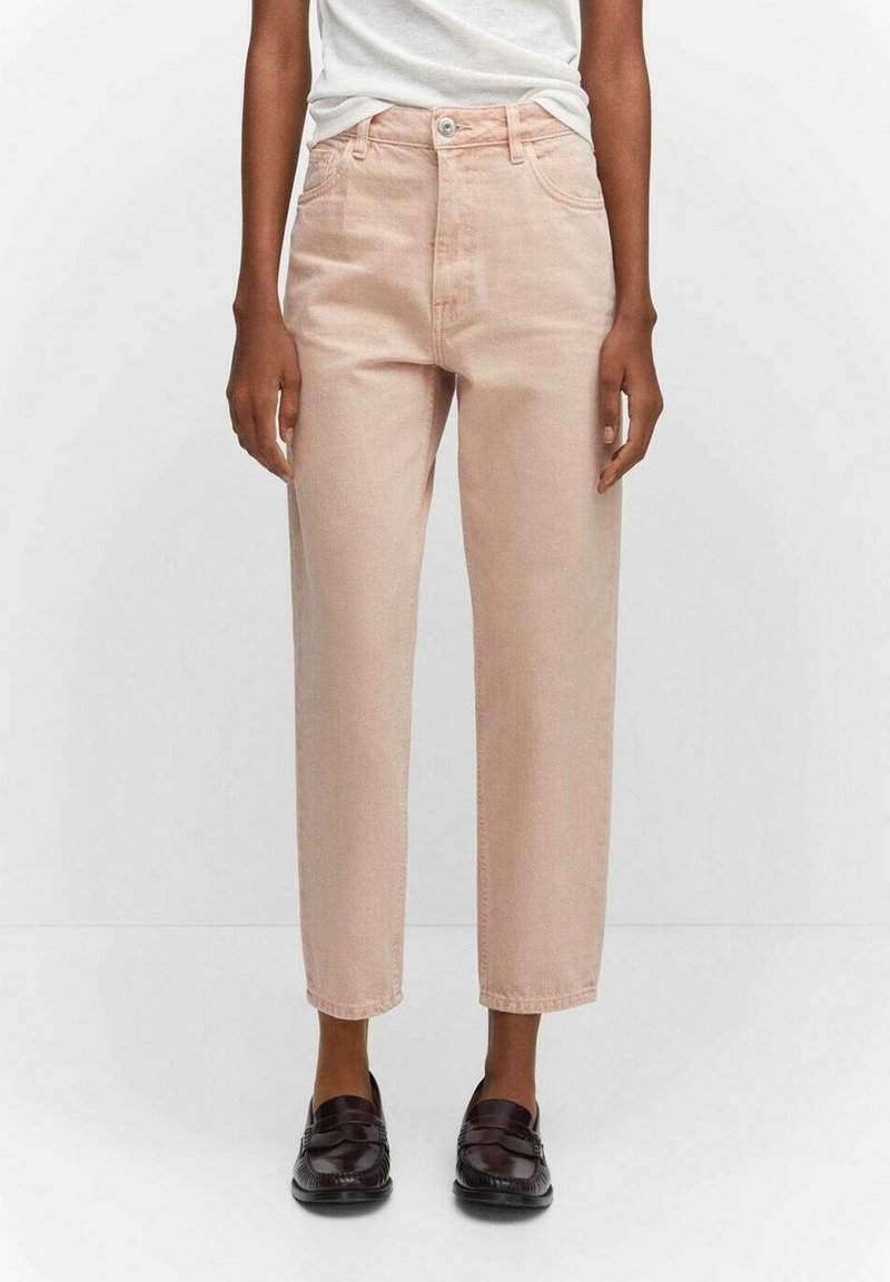 Pantalon en denim rose clair avec une taille haute, coupe droite, poches avant et fermeture à bouton unique, associé à des mocassins foncés.