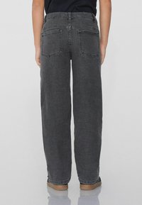 Tmavě šedé denimové džíny s volným střihem, vysokým pasem, designem s pěti kapsami a jemným praním pro texturu.