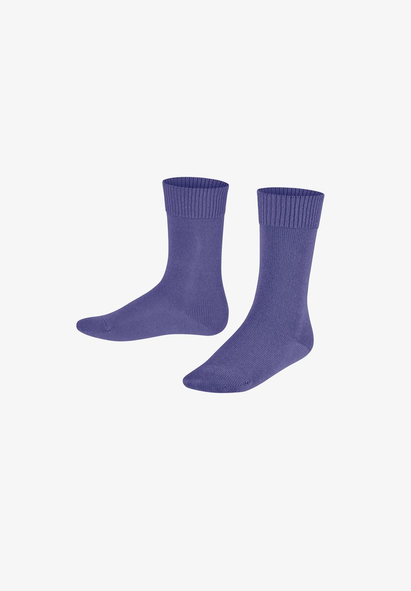 Lila Knöchelsocken mit gerippten Bündchen, nebeneinander auf einem weißen Hintergrund präsentiert. Die Socken sind glatt und gleichmäßig gestrickt.