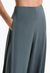 OYSHO SOFT-TOUCH WIDE LEG SIDE-PLEATED - Hlače - grey